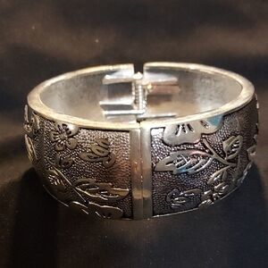 Floral Engraved Silver-Tone Hinged Cuff Bracelet - Unisex  6-7in Vintage 1970s